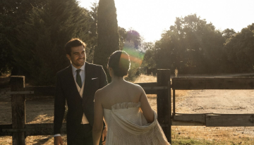 La boda en el campo de Paula y Chema en una finca de Madrid llena de recuerdos de infancia: un encinar, un mantón de Manila de la abuela de la novia y abanicos pintados a mano
