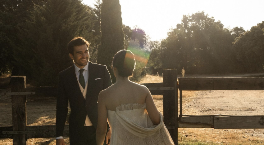 La boda en el campo de Paula y Chema en una finca de Madrid llena de recuerdos de infancia: un encinar, un mantón de Manila de la abuela de la novia y abanicos pintados a mano
