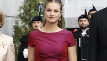 La princesa Leonor con un vestido midi color buganvilla y unos pendientes con mucha historia en los Premios Princesa de Asturias
