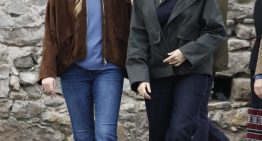 Da igual si eres más de la cazadora de ante de la infanta Sofía o de la encerada de la princesa Leonor, las dos son las chaquetas más tendencia del otoño y las que mejor quedan con vaqueros