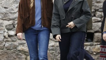 Da igual si eres más de la cazadora de ante de la infanta Sofía o de la encerada de la princesa Leonor, las dos son las chaquetas más tendencia del otoño y las que mejor quedan con vaqueros