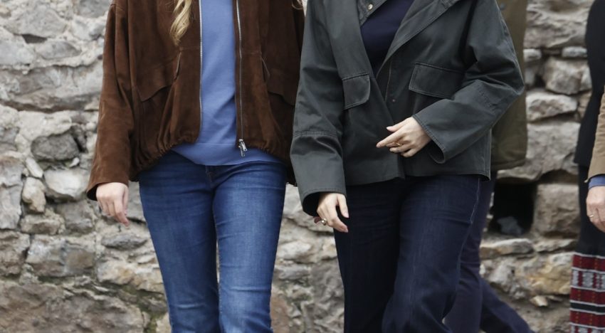 Da igual si eres más de la cazadora de ante de la infanta Sofía o de la encerada de la princesa Leonor, las dos son las chaquetas más tendencia del otoño y las que mejor quedan con vaqueros