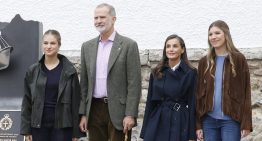 La gabardina corta en color azul marino de la reina Letizia es el abrigo más funcional del otoño (y el que mejor combina con sus vaqueros rectos y sus zapatos Oxford planos)