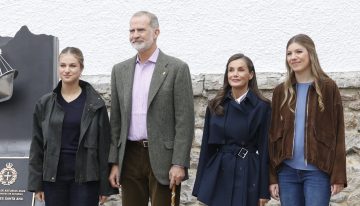 La gabardina corta en color azul marino de la reina Letizia es el abrigo más funcional del otoño (y el que mejor combina con sus vaqueros rectos y sus zapatos Oxford planos)