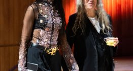Dua Lipa preguntó: «¿Qué es para ti el pan de ángeles?» Patti Smith responde: «Cantar con 3000 personas en Oviedo. A Fred [Smith, su marido] le habría encantado»