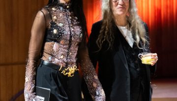 Dua Lipa preguntó: «¿Qué es para ti el pan de ángeles?» Patti Smith responde: «Cantar con 3000 personas en Oviedo. A Fred [Smith, su marido] le habría encantado»