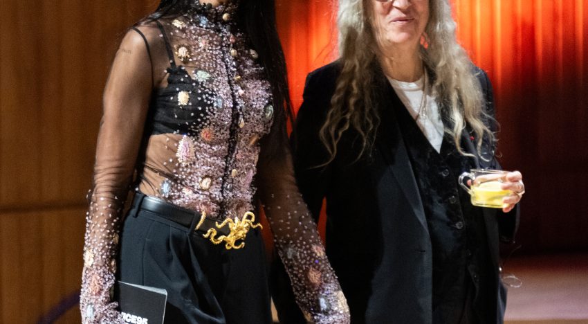 Dua Lipa preguntó: «¿Qué es para ti el pan de ángeles?» Patti Smith responde: «Cantar con 3000 personas en Oviedo. A Fred [Smith, su marido] le habría encantado»