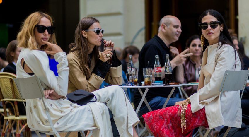Tardeo sin tacones: 5 zapatos cómodos y tendencia que elevan cualquier look de otoño y la mejor fórmula para combinarlos