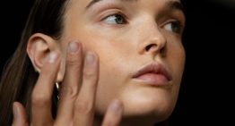 Maite Tuset, maquilladora, tiene el truco definitivo para que el corrector no se cuartee: «Añado una gota de este contorno de ojos que evita que se reseque, para un acabado más jugoso y uniforme»