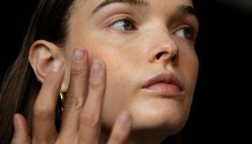 Maite Tuset, maquilladora, tiene el truco definitivo para que el corrector no se cuartee: «Añado una gota de este contorno de ojos que evita que se reseque, para un acabado más jugoso y uniforme»