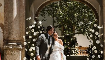 La boda en la Sierra de Tramuntana de Cristina y Pablo: un vestido de inspiración helénica y unas originales cuñas