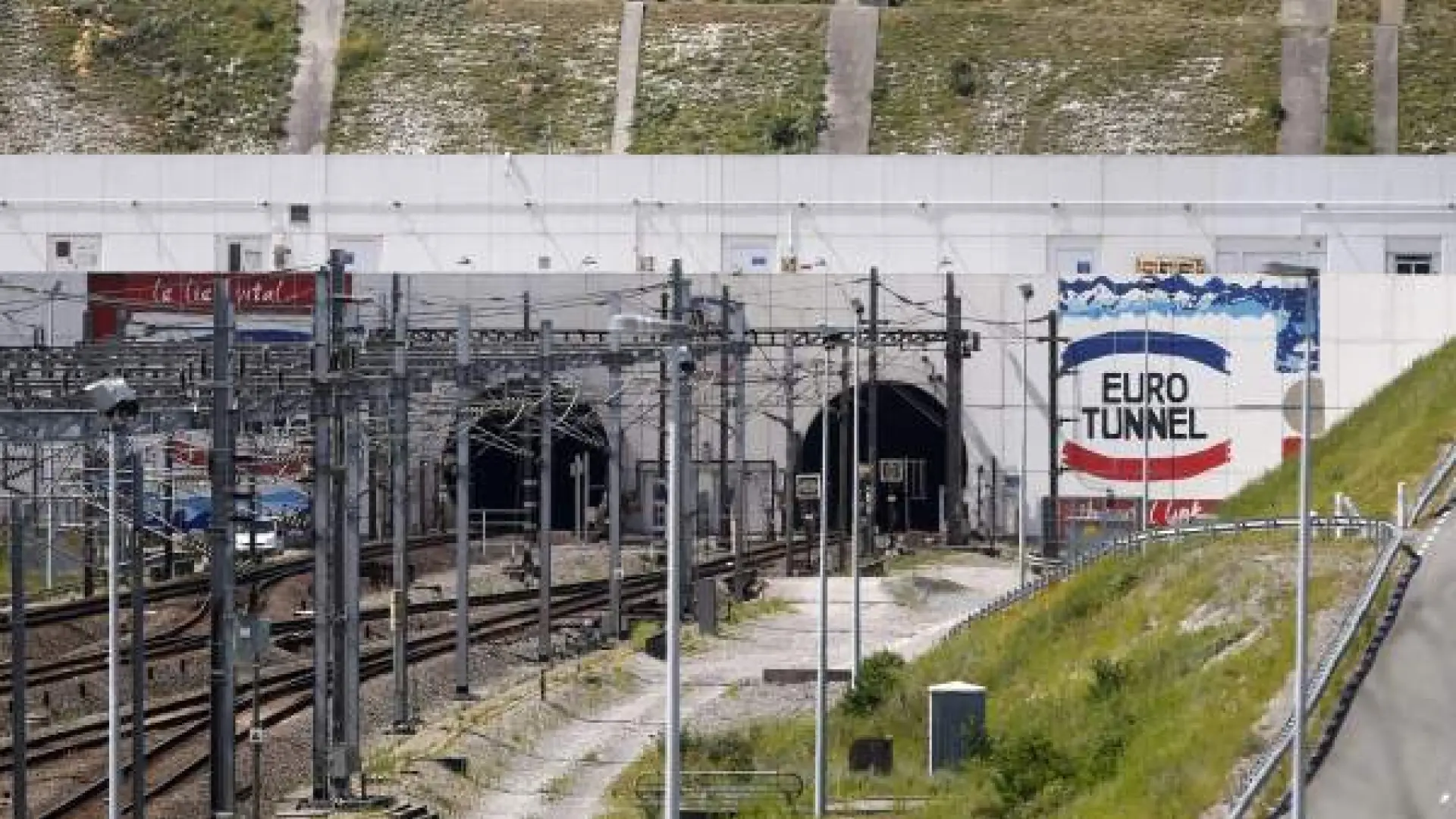 Más de una quincena de heridos, cuatro de ellos críticos, por un accidente en la salida francesa del Eurotúnel