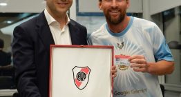River nombró socio honorario a Messi: el detrás de escena del histórico encuentro y la dedicatoria en una camiseta firmada