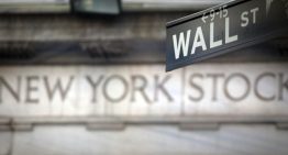 Wall Street opera mixto; presionan expectativas de tasas