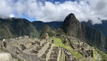 Extinguen incendio que amenazaba principal acceso a Machu Picchu; deja un muerto