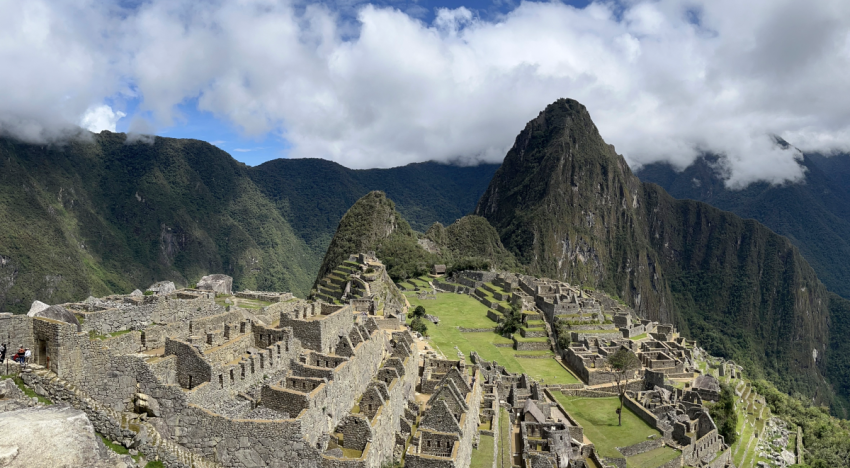 Extinguen incendio que amenazaba principal acceso a Machu Picchu; deja un muerto
