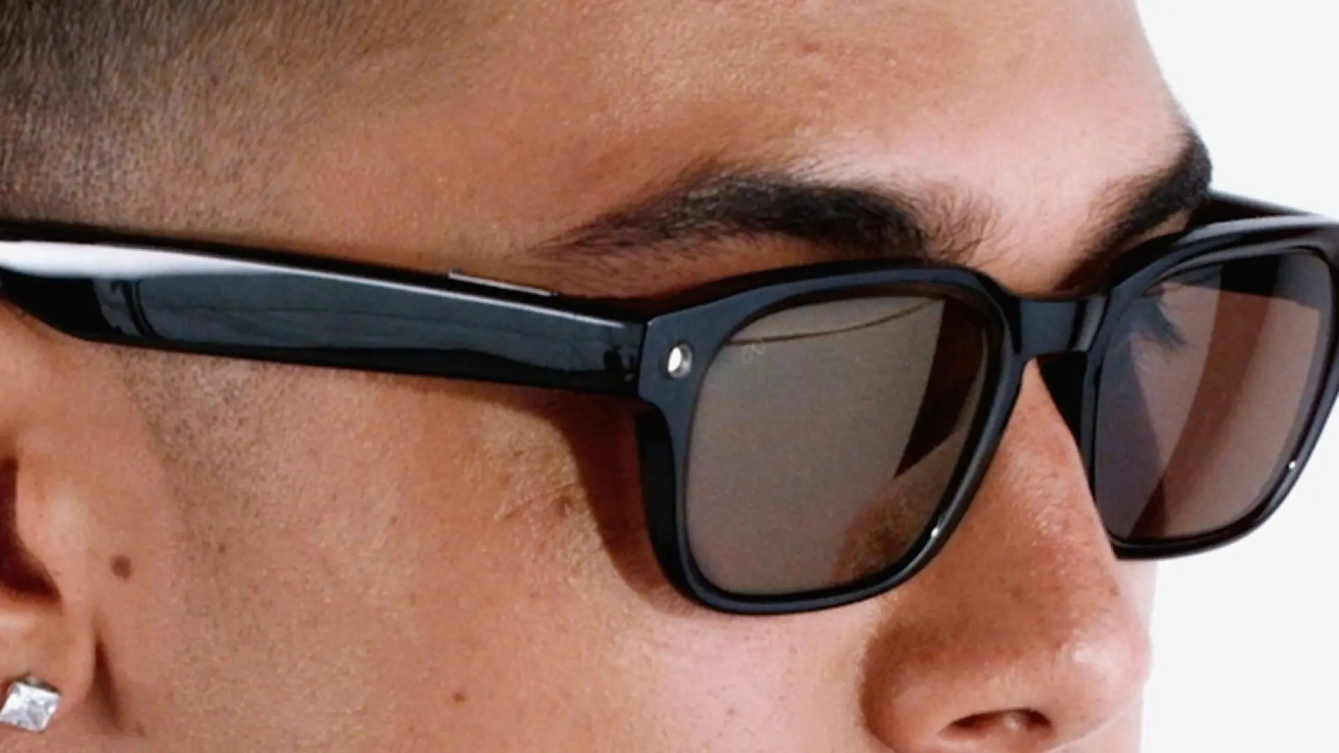 Las cinco claves en las que te debes fijar para saber si te están grabando con unas gafas inteligentes