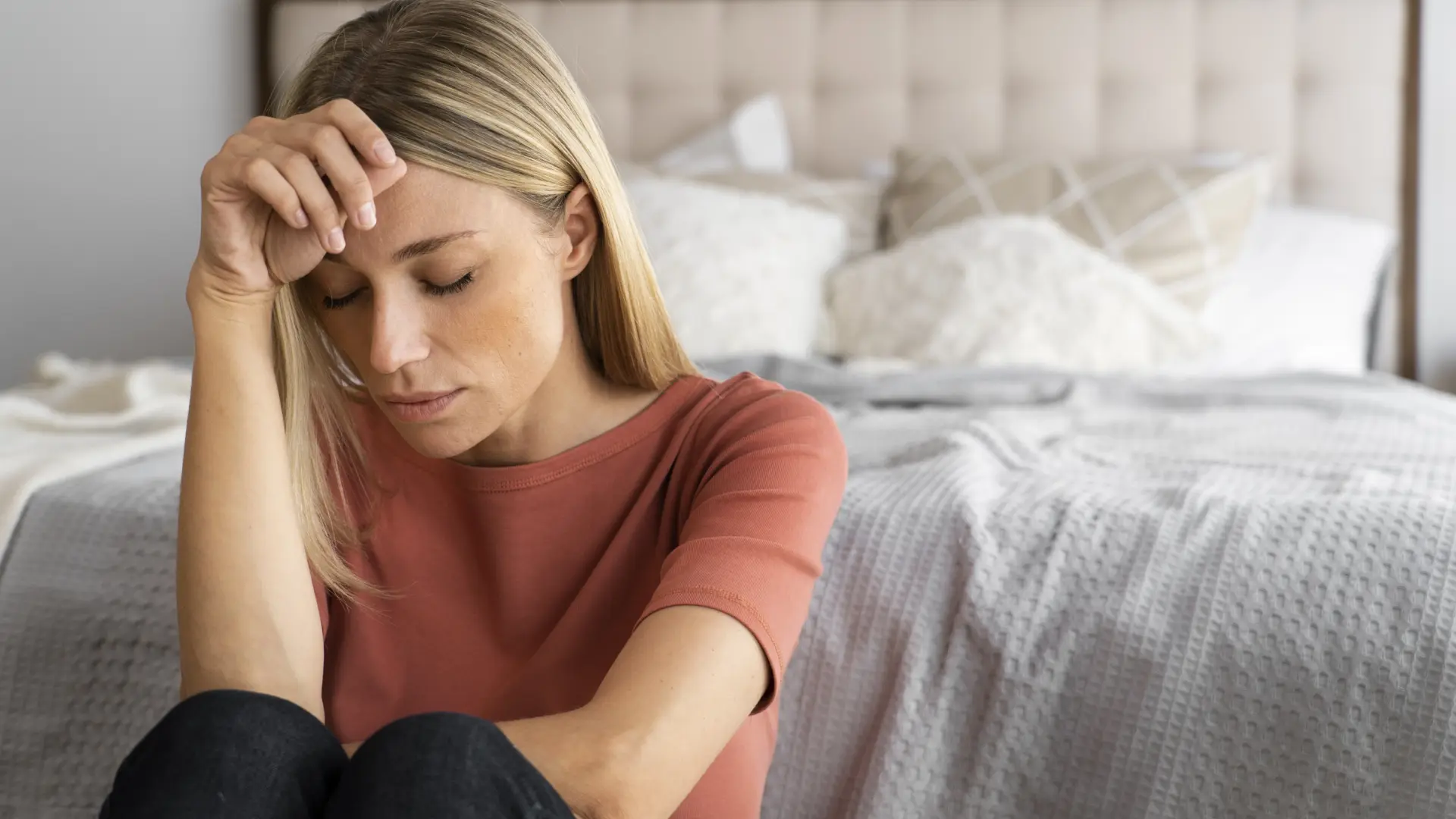 Vivir en alerta constante: qué es la ansiedad anticipatoria y cómo empezar a salir de ese bucle