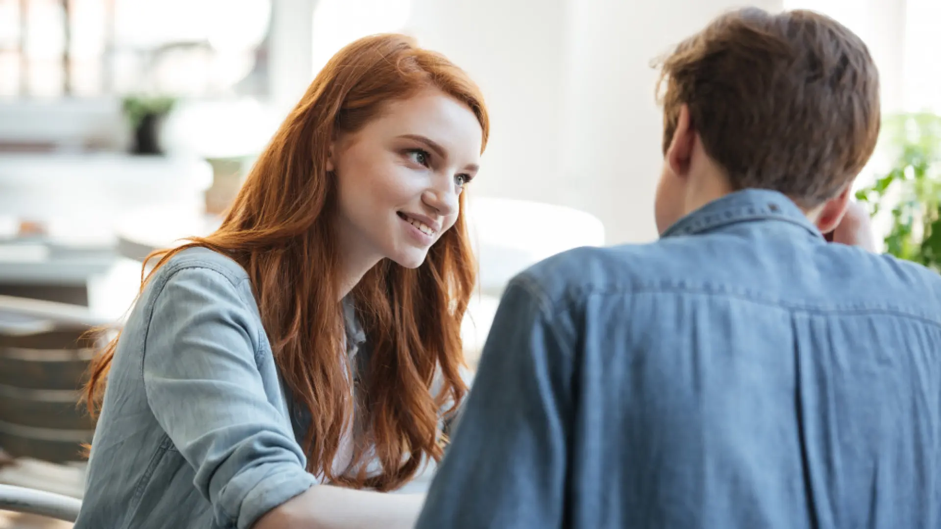 Los psicólogos coinciden: este es el motivo por el que los silencios en una conversación nos incomodan tanto