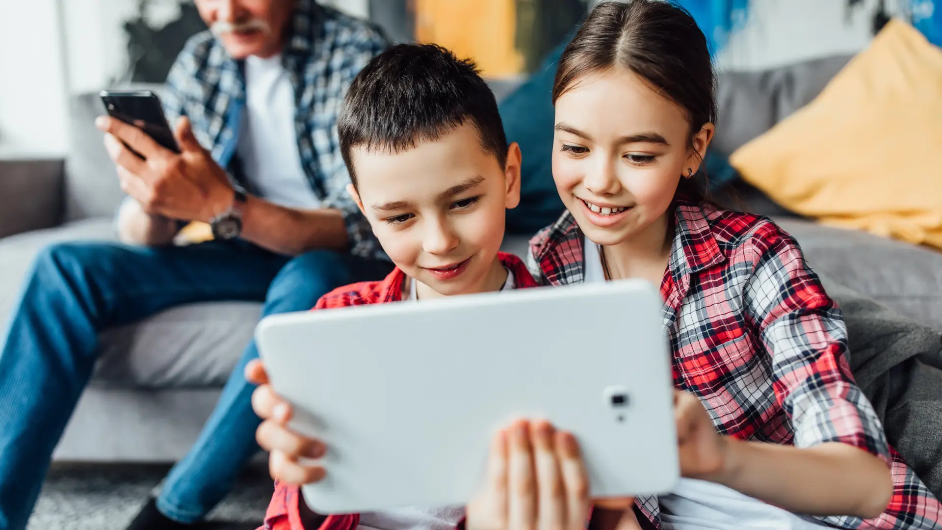«No es cuánto tiempo ven las pantallas nuestros hijos, es qué están viendo: una psicóloga reivindica «las series de antes»