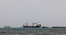 Irak afirma haber transportado 2 millones de barriles de crudo a través del estrecho de Ormuz
