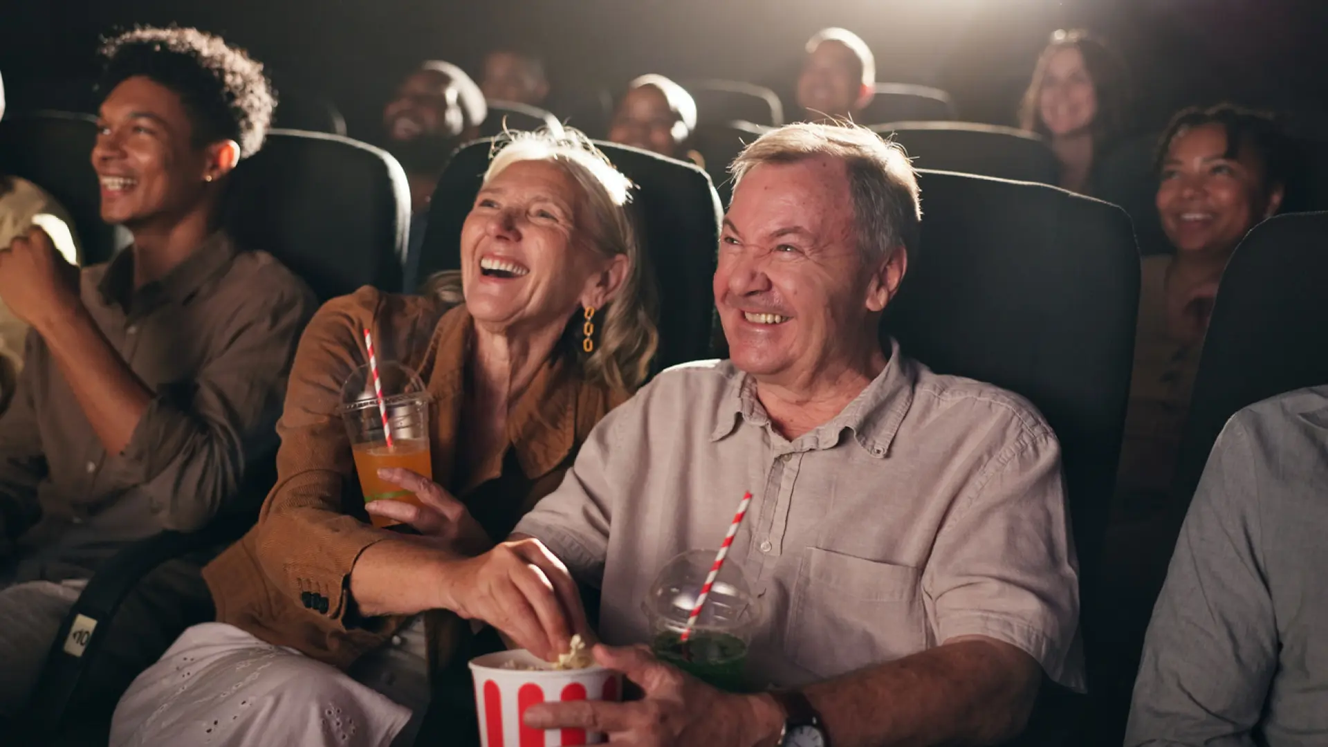 La ciencia lo confirma: disfrutar de la cultura (cine, teatro o museos) ralentiza el envejecimiento celular