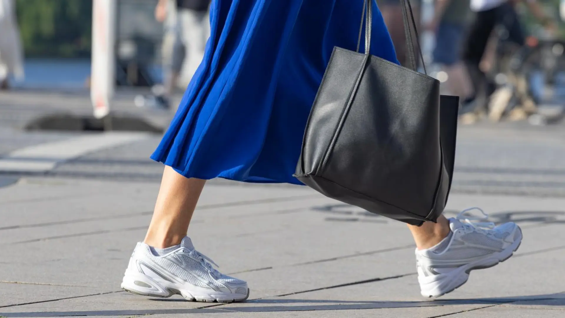 ¿Por qué los zapatos aprietan más después del verano? Una podóloga explica qué ocurre