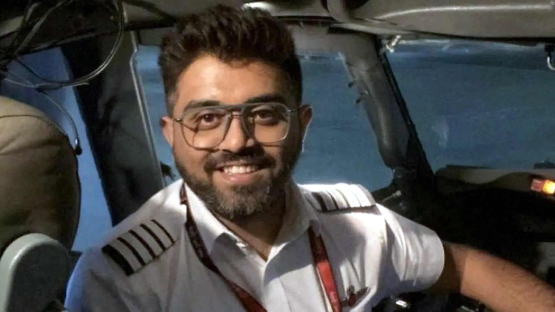 La historia heroica de Smit Machchhar, el piloto indio que salvó 174 vidas al neutralizar al compañero de cabina que lo apuñaló