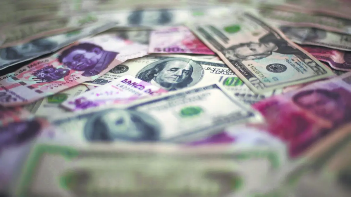 Peso mexicano recupera terreno frente al dólar, pero termina su peor semana desde marzo