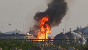 Ejército bombardea la capital de Yemen, hutíes atacan instalación petrolera saudita