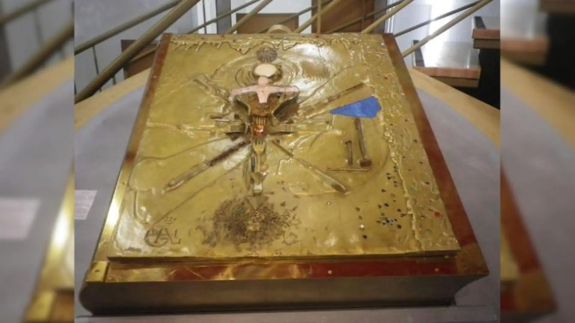 Roban un libro «excepcional» de 210 kilos con una cubierta de Dalí en un museo de Francia