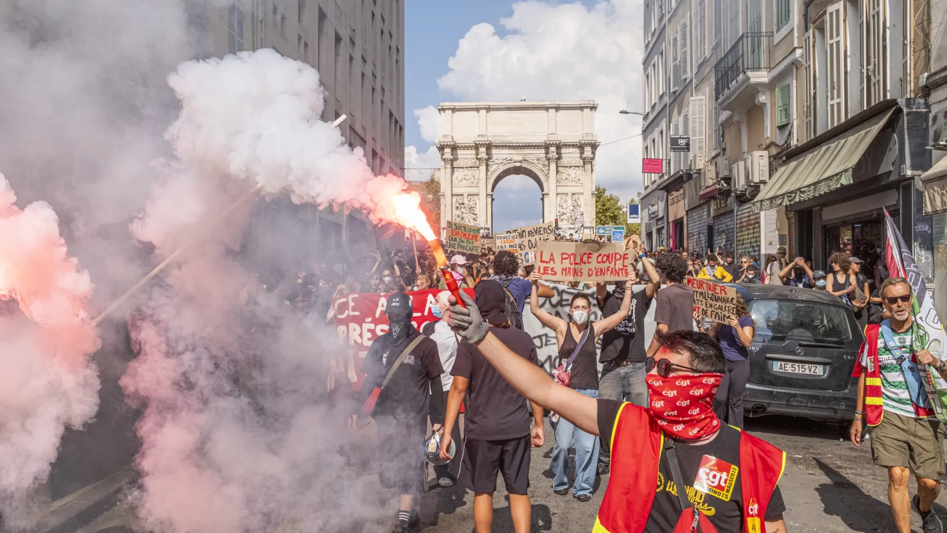 Francia promete medidas a los estudiantes para rebajar la tensión en las protestas que sacuden el país por décimo día consecutivo