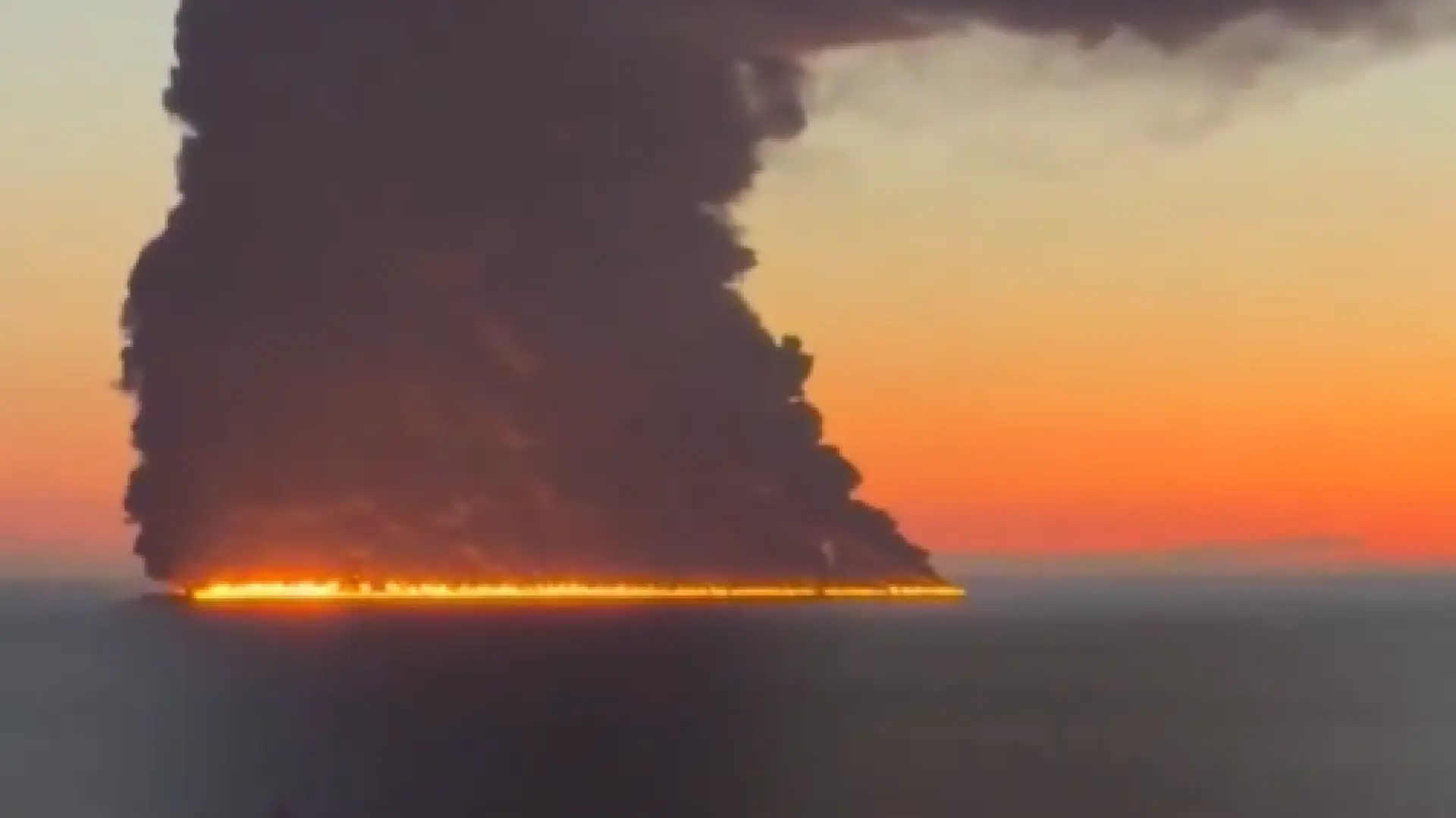 Arde un petrolero de la 'flota fantasma' rusa tras ser atacado por drones ucranianos: sus 23 tripulantes han sido rescatados