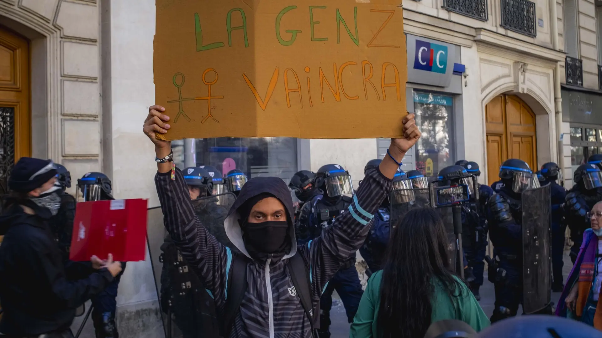 Francia suspende el uso de granadas aturdidoras después de que un joven perdiese la mano durante las protestas estudiantiles