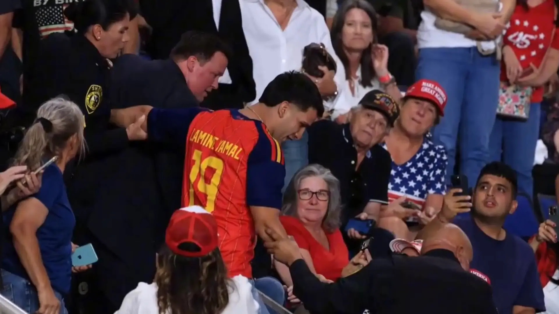 Un joven con la camiseta de la selección española interrumpe un mitin de Trump en Texas