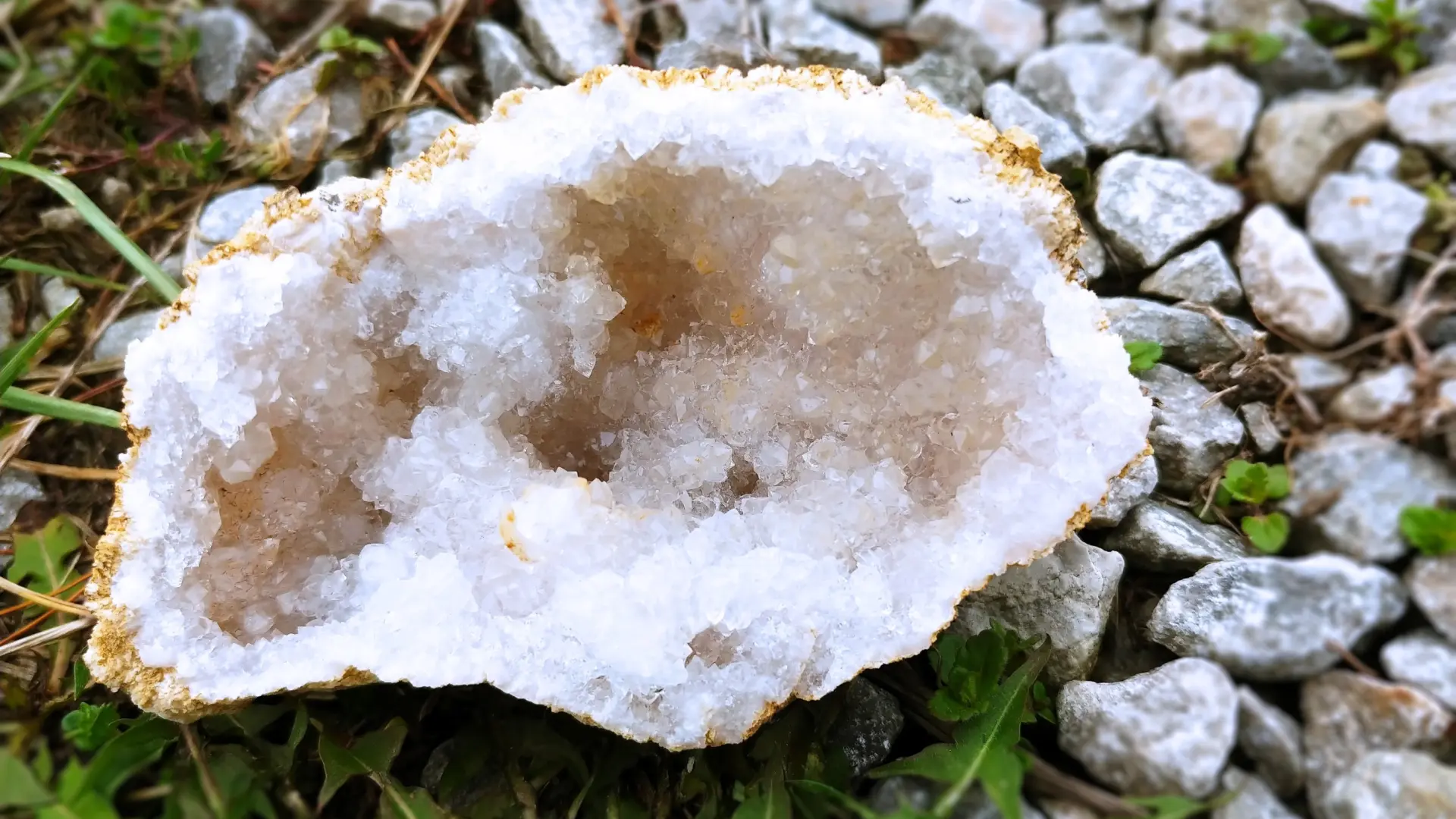 La sequía en Francia revela un tesoro oculto: el «diamante de los Pirineos», que atrae a cientos de buscadores