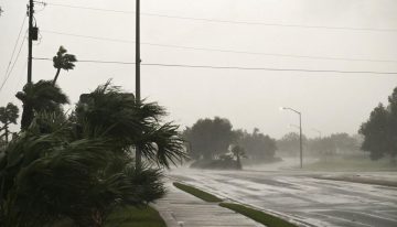 Isaías toca tierra como huracán de categoría 2 en las costas de EU