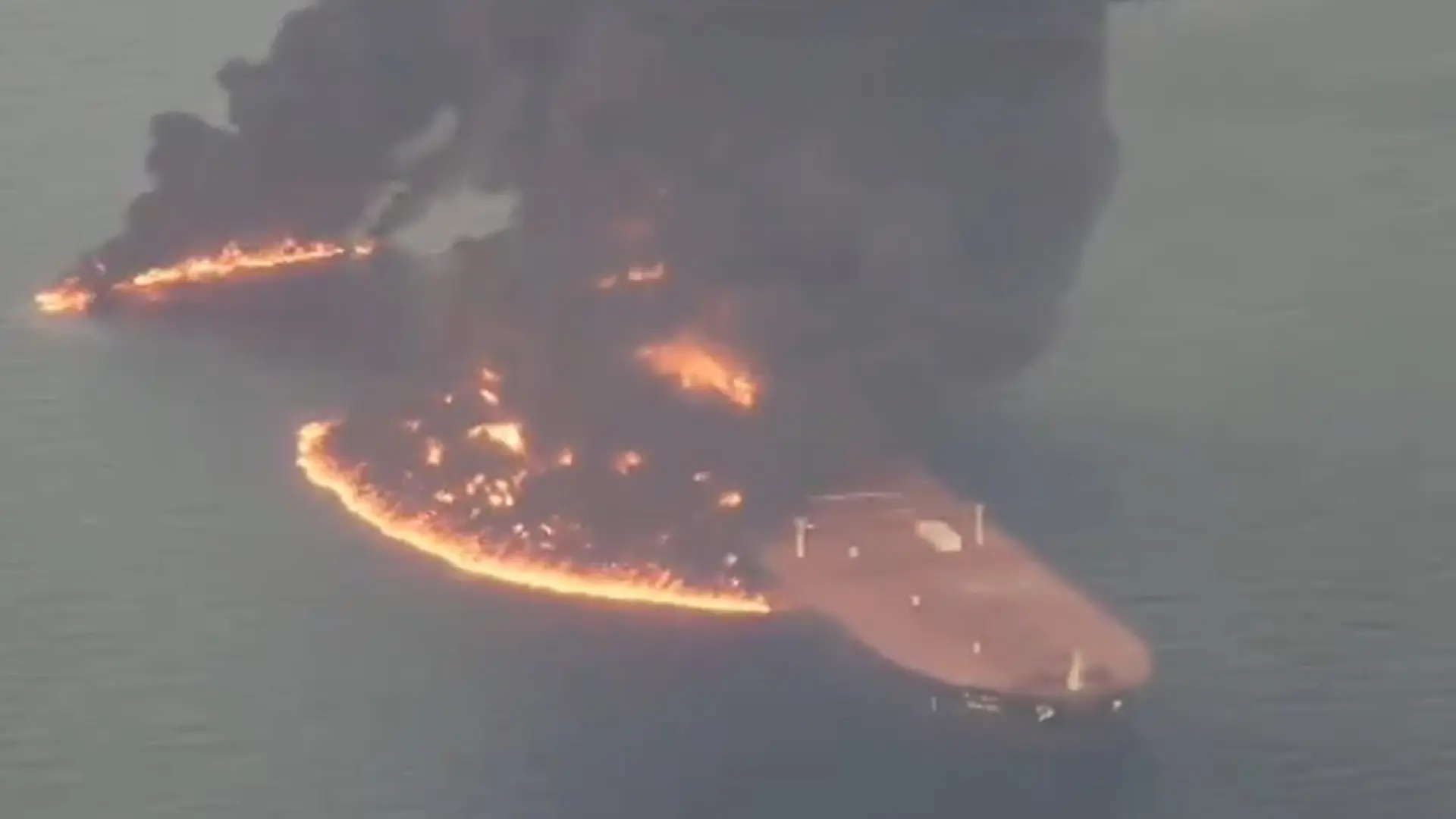 Un superpetrolero se incendia en el estrecho de Ormuz al chocar con una mina cuando iba por una vía «no autorizada»