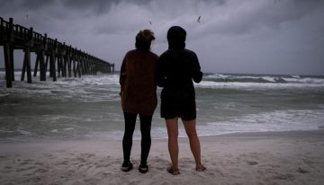Huracán Isaías se cobra cuatro vidas y deja a unos 670,000 personas sin electricidad en EU