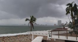 Cierran aeropuerto de Puerto Vallarta por huracán Simon