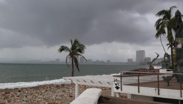 Cierran aeropuerto de Puerto Vallarta por huracán Simon