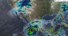 Huracán Simon se posiciona a 135 km de Manzanillo; sigue acercándose a México causando lluvias extraordinarias