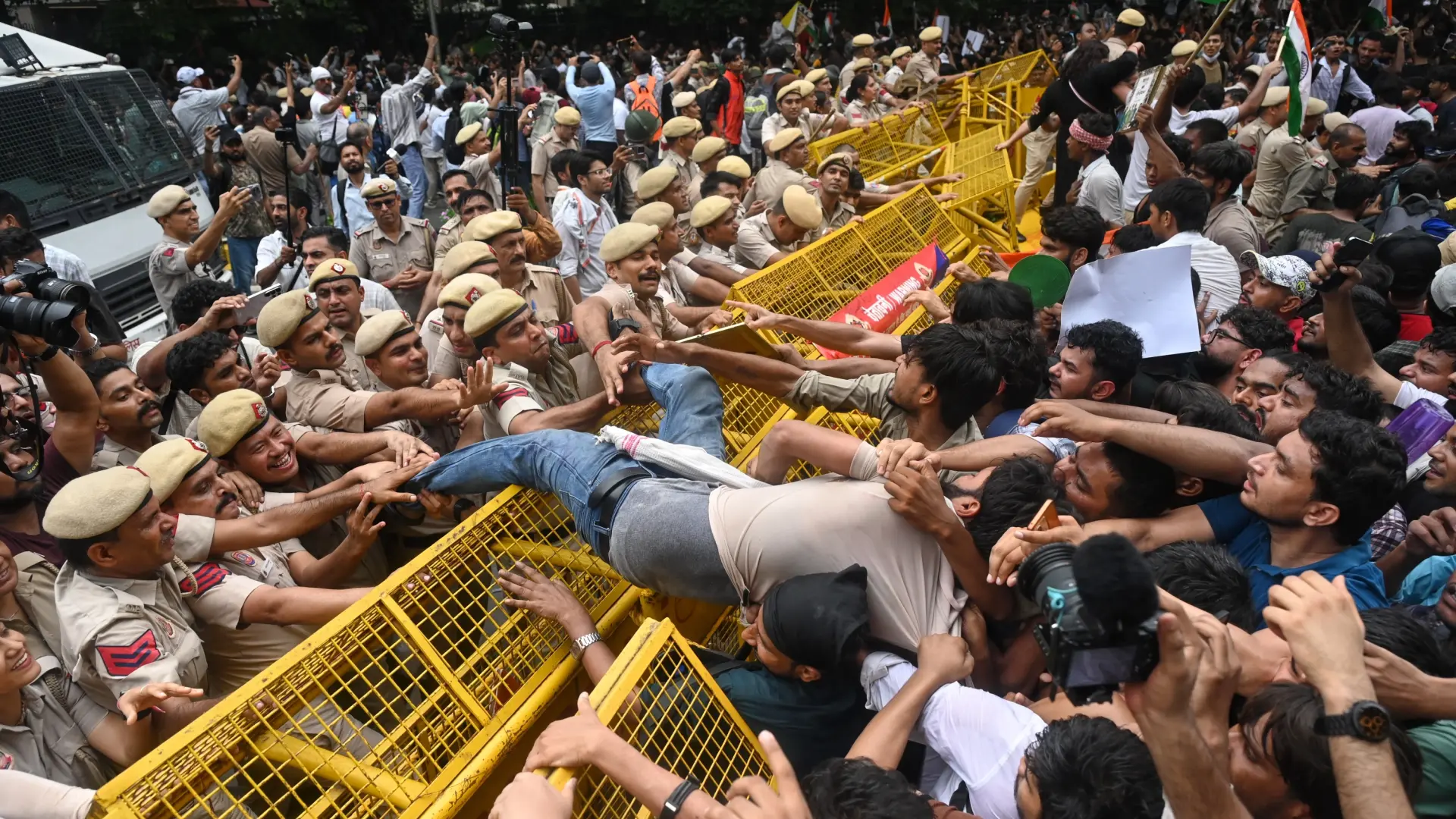 Las 'Cucarachas' llaman a extender las protestas a toda la India tras el bloqueo en Delhi