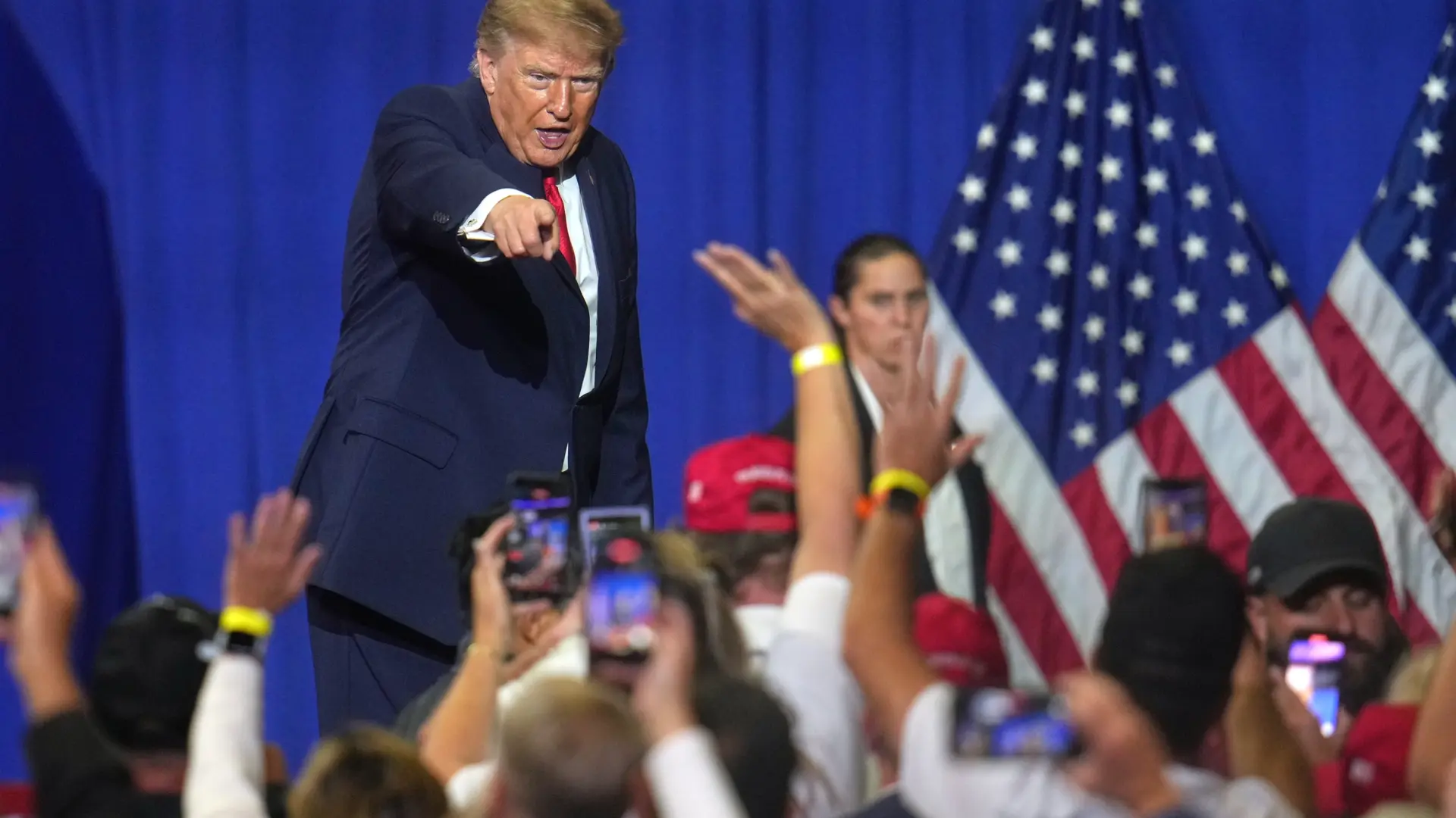 Trump llama «gordo» a un manifestante mientras es expulsado a golpes de su mitin