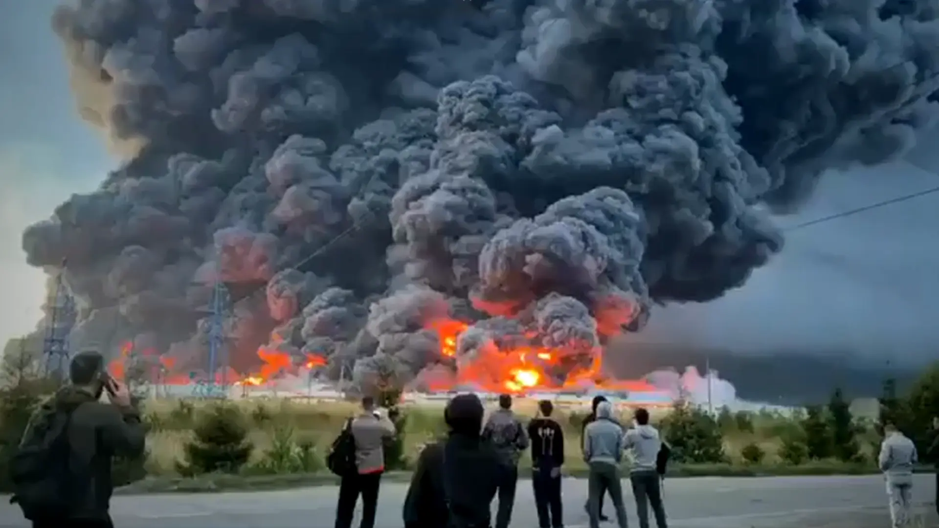 Una enorme columna de humo y llamas: las impresionantes imágenes del ataque ucraniano contra un centro de datos ruso