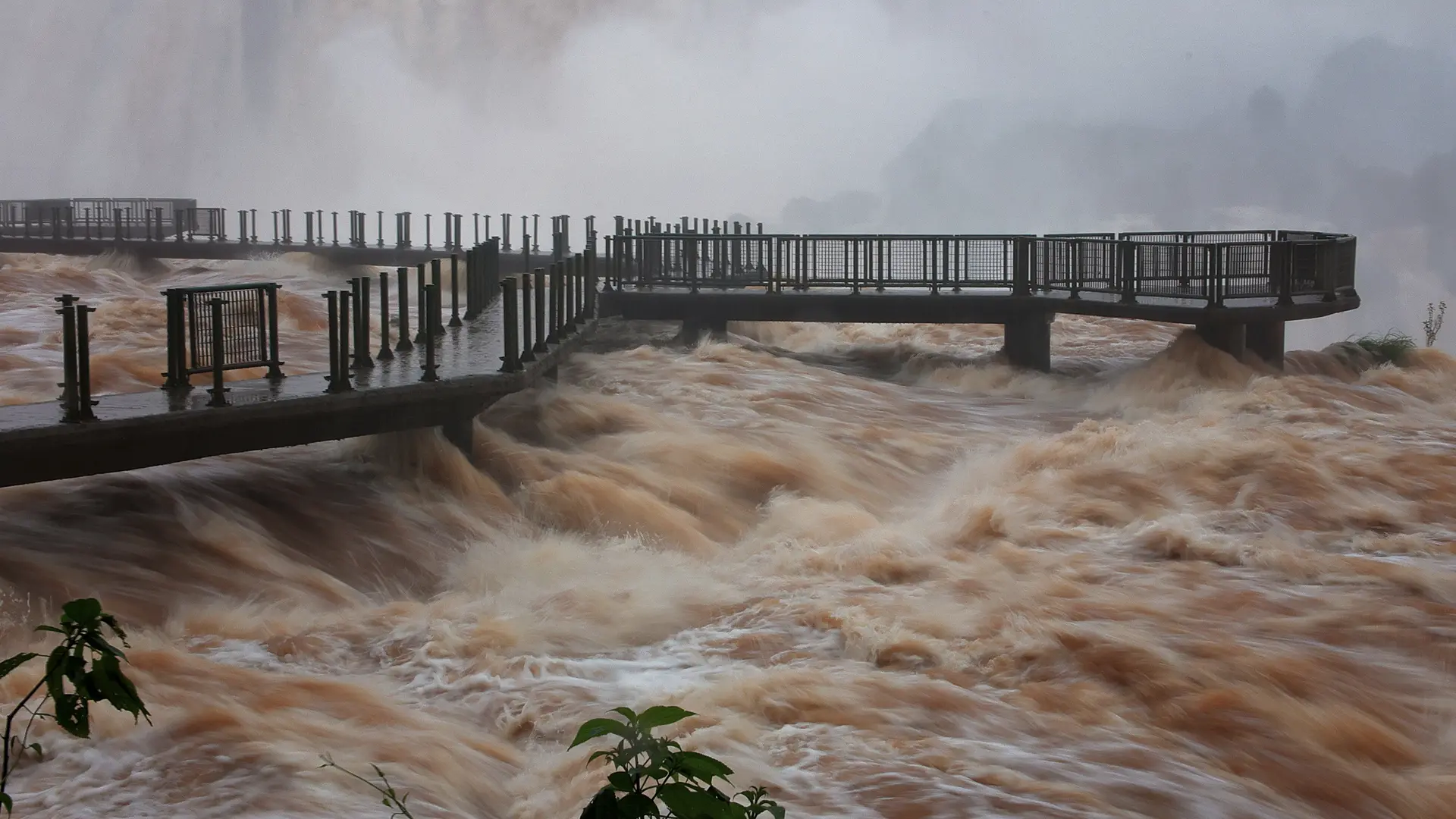 El Niño provoca evacuaciones y restricciones en las cataratas de Iguazú por la fuerte crecida del río