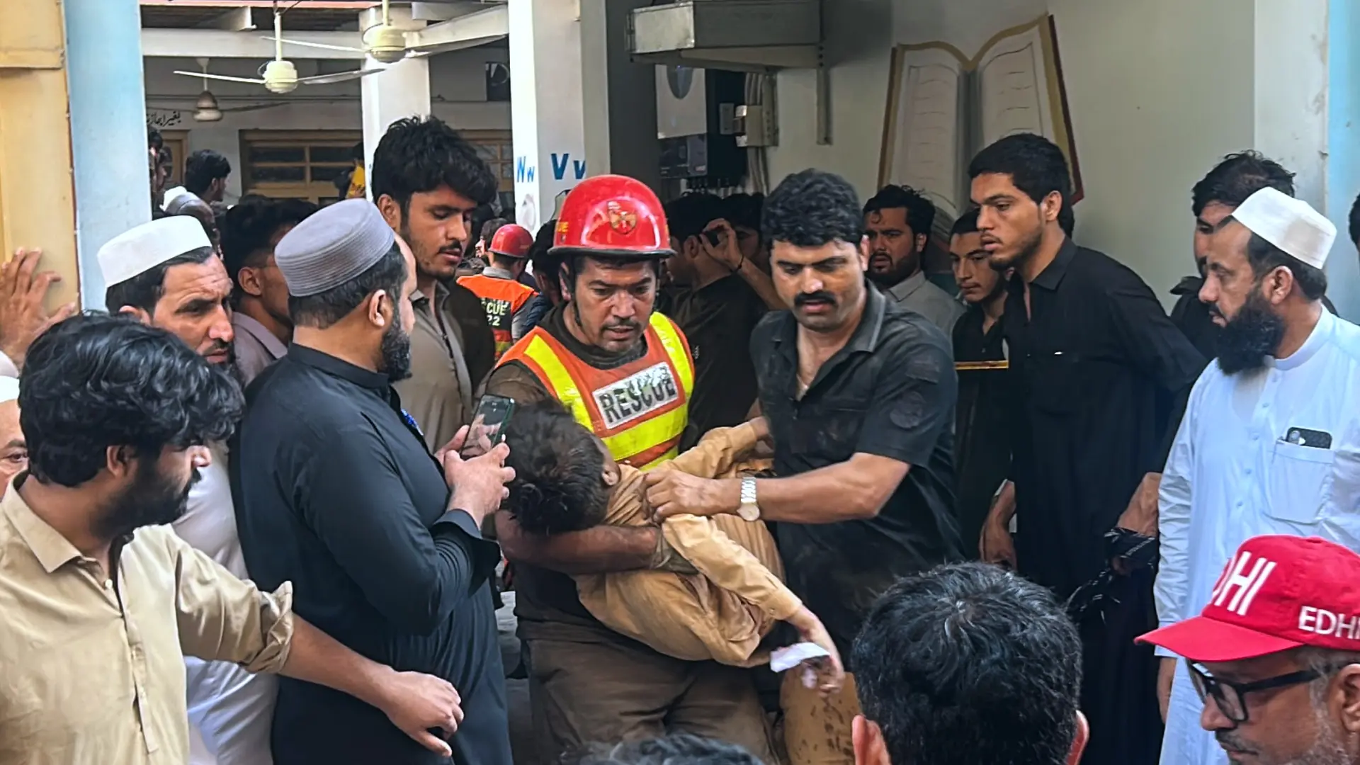 Tragedia escolar: al menos 27 niños muertos y una profesora muertos tras desplomarse el techo de una escuela en Pakistán