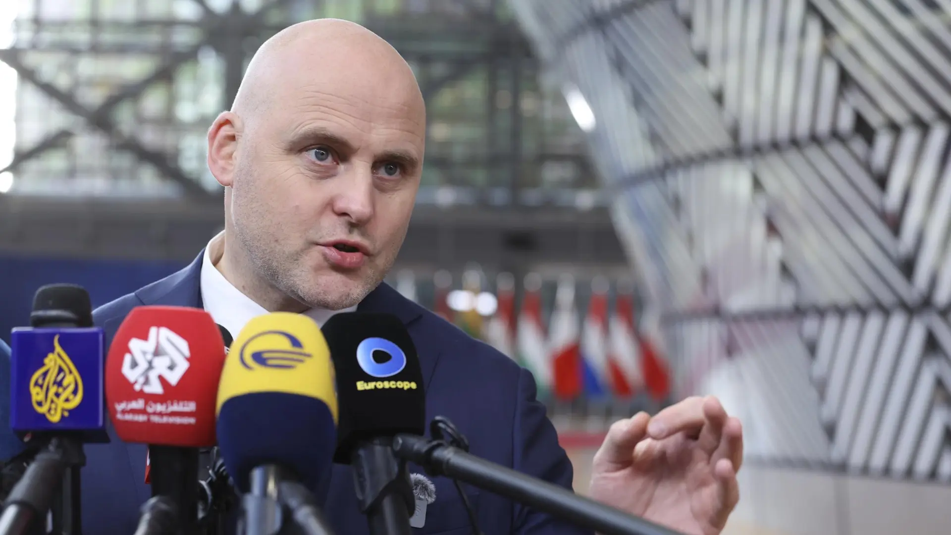 El primer ministro de Letonia avisa de que la ayuda que necesita Ucrania «es una cerveza menos» para cada europeo
