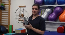 Estudiante de Fisioterapia desarrolla brazo biónico de código abierto para reducir costos