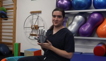 Estudiante de Fisioterapia desarrolla brazo biónico de código abierto para reducir costos